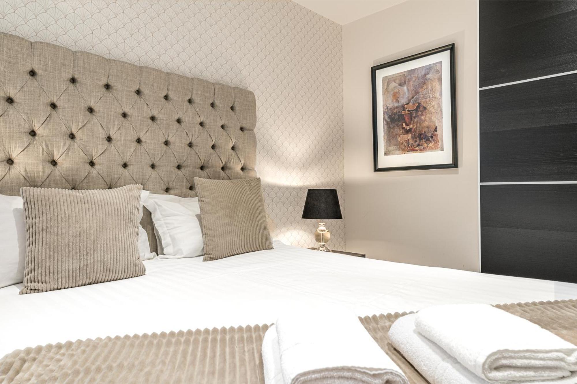 Abbey Apartments Modern Aparthotel For Tourists & Professionals バロー・イン・ファーネス エクステリア 写真