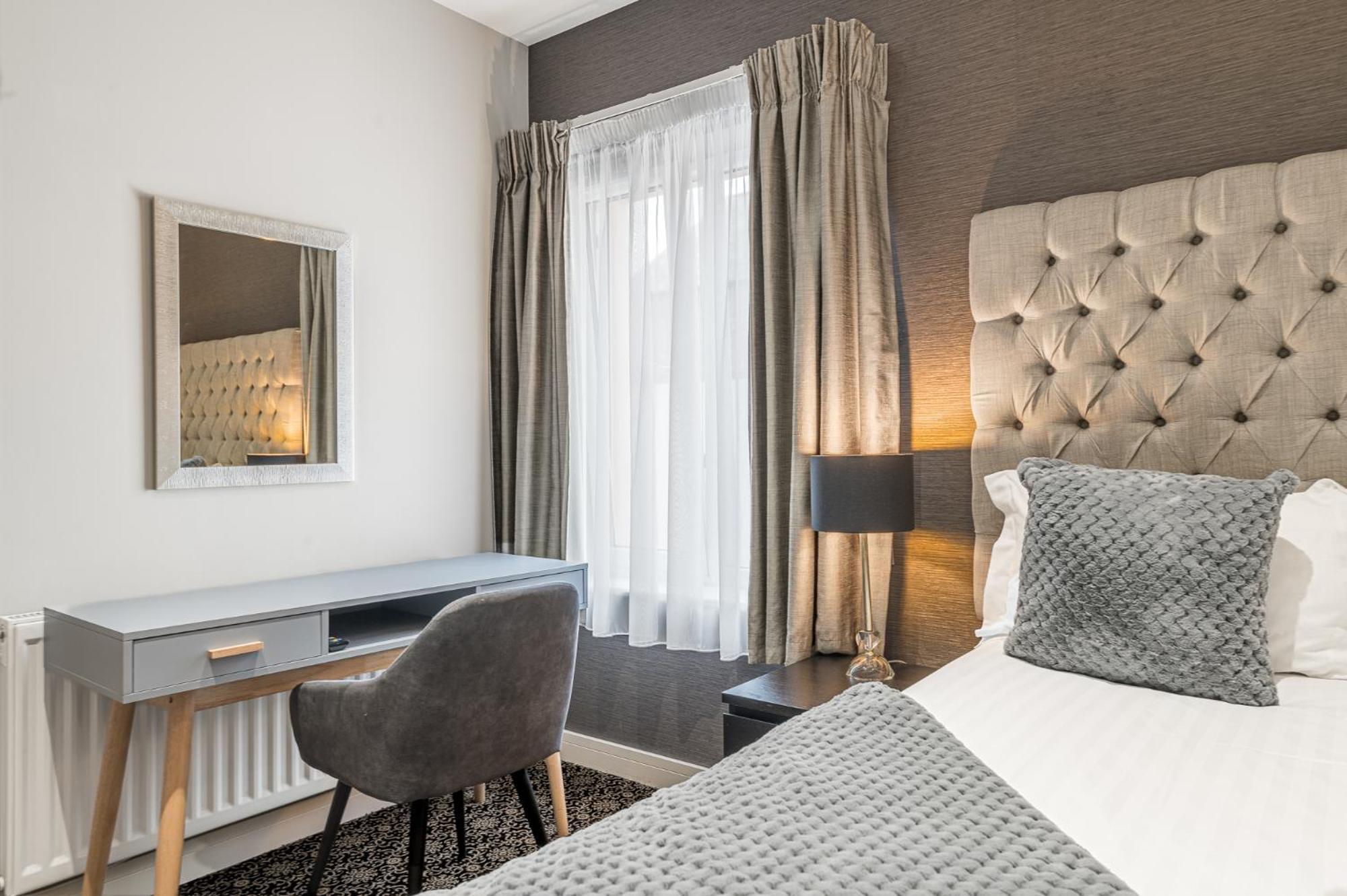 Abbey Apartments Modern Aparthotel For Tourists & Professionals バロー・イン・ファーネス エクステリア 写真